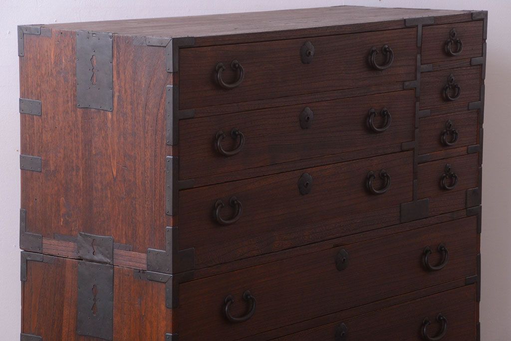 アンティーク家具　アンティーク 桜金具が上品な衣装箪笥