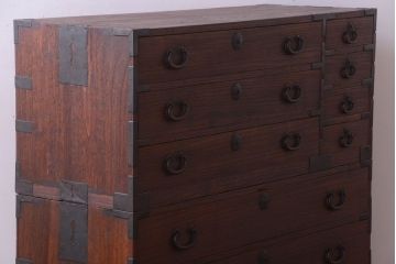 アンティーク家具　アンティーク 桜金具が上品な衣装箪笥