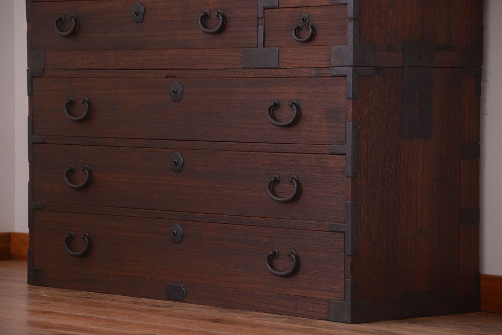アンティーク家具　アンティーク 桜金具が上品な衣装箪笥