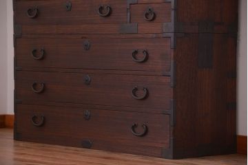 アンティーク家具　アンティーク 桜金具が上品な衣装箪笥