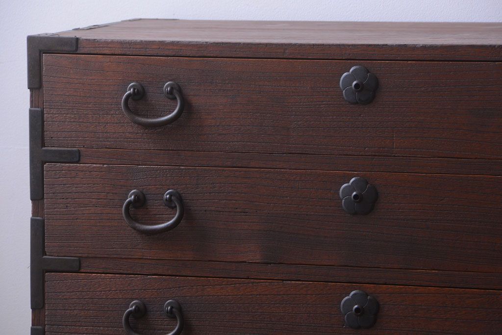 アンティーク家具　アンティーク 桜金具が上品な衣装箪笥