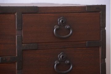 アンティーク家具　アンティーク 桜金具が上品な衣装箪笥