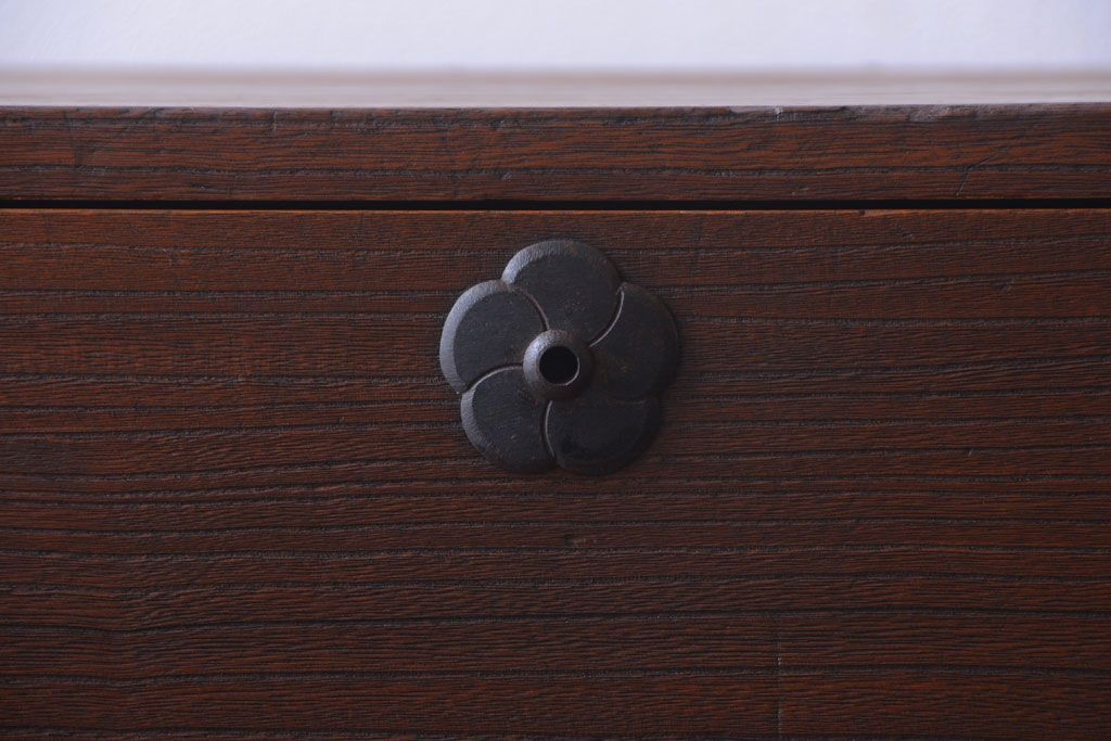 アンティーク家具　アンティーク 桜金具が上品な衣装箪笥