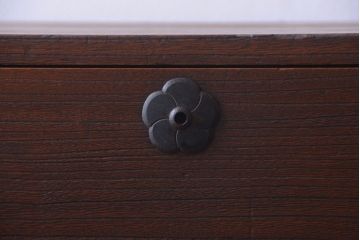 アンティーク家具　アンティーク 桜金具が上品な衣装箪笥