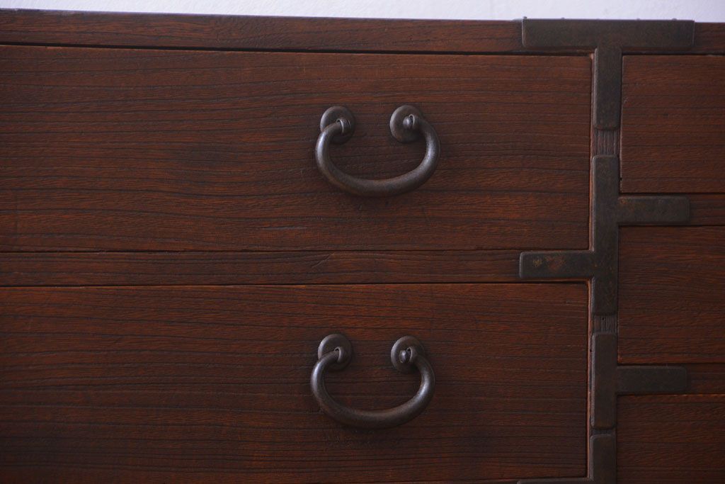 アンティーク家具　アンティーク 桜金具が上品な衣装箪笥
