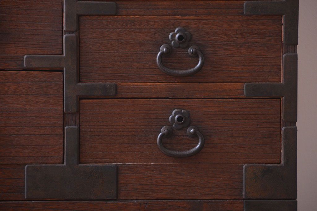 アンティーク家具　アンティーク 桜金具が上品な衣装箪笥