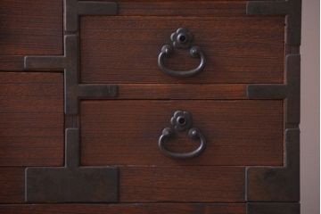 アンティーク家具　アンティーク 桜金具が上品な衣装箪笥