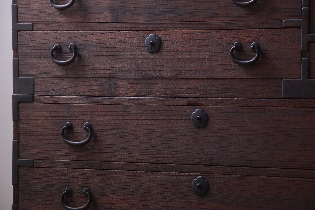 アンティーク家具　アンティーク 桜金具が上品な衣装箪笥