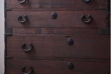 アンティーク家具　アンティーク 桜金具が上品な衣装箪笥