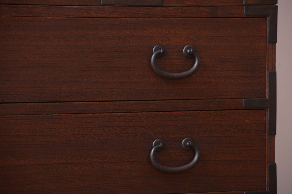 アンティーク家具　アンティーク 桜金具が上品な衣装箪笥