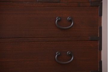 アンティーク家具　アンティーク 桜金具が上品な衣装箪笥