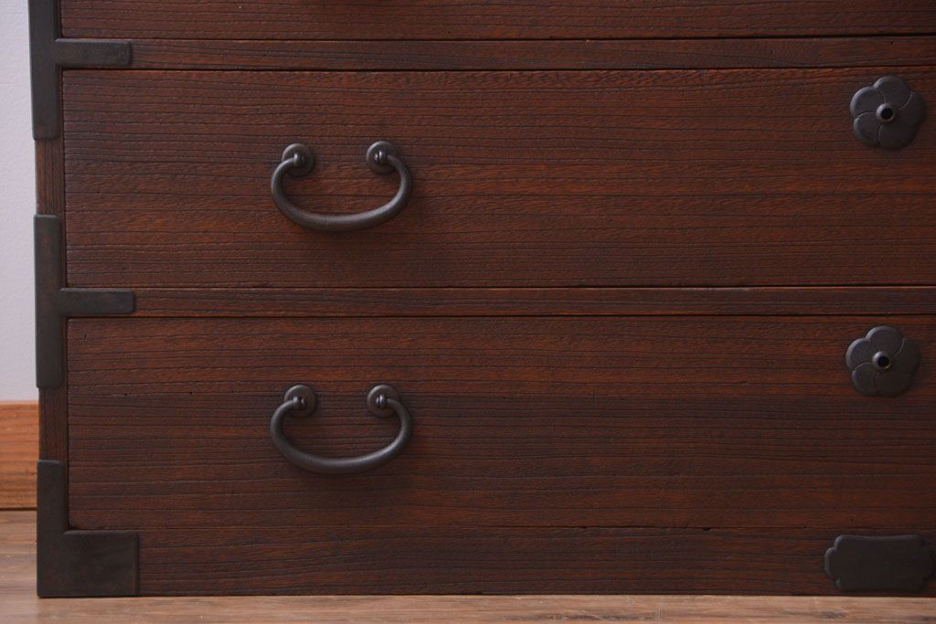 アンティーク家具　アンティーク 桜金具が上品な衣装箪笥