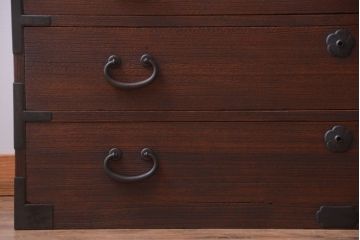 アンティーク家具　アンティーク 桜金具が上品な衣装箪笥