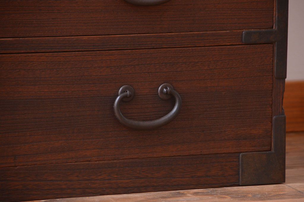 アンティーク家具　アンティーク 桜金具が上品な衣装箪笥