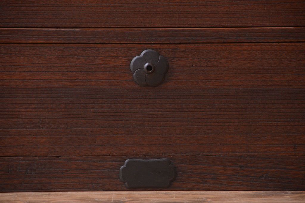 アンティーク家具　アンティーク 桜金具が上品な衣装箪笥