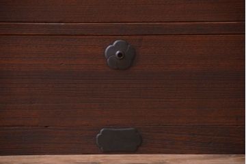 アンティーク家具　アンティーク 桜金具が上品な衣装箪笥