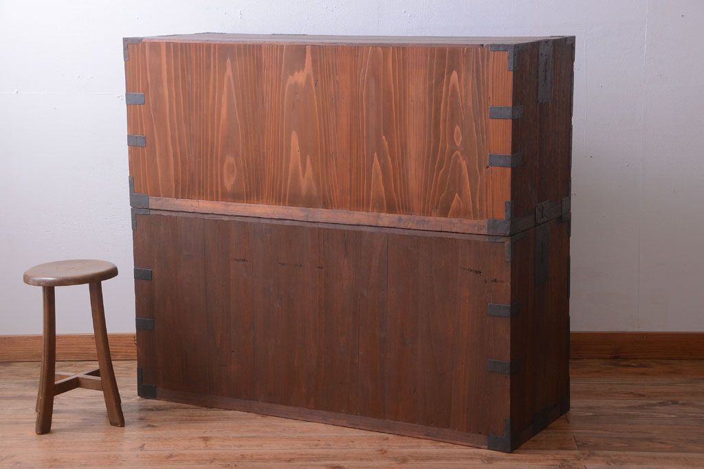 アンティーク家具　アンティーク 桜金具が上品な衣装箪笥