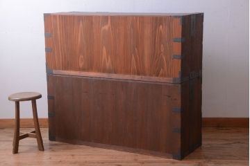 アンティーク家具　アンティーク 桜金具が上品な衣装箪笥