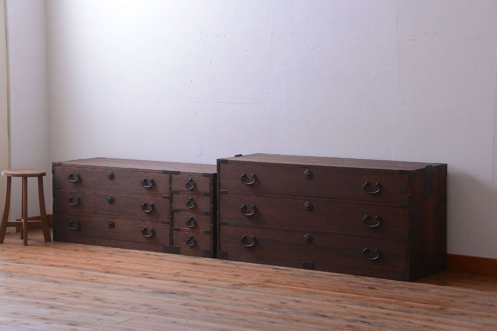 アンティーク家具　アンティーク 桜金具が上品な衣装箪笥