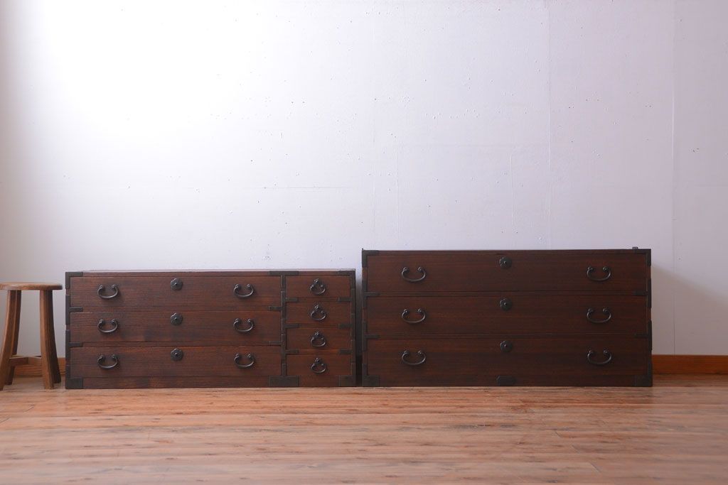 アンティーク家具　アンティーク 桜金具が上品な衣装箪笥