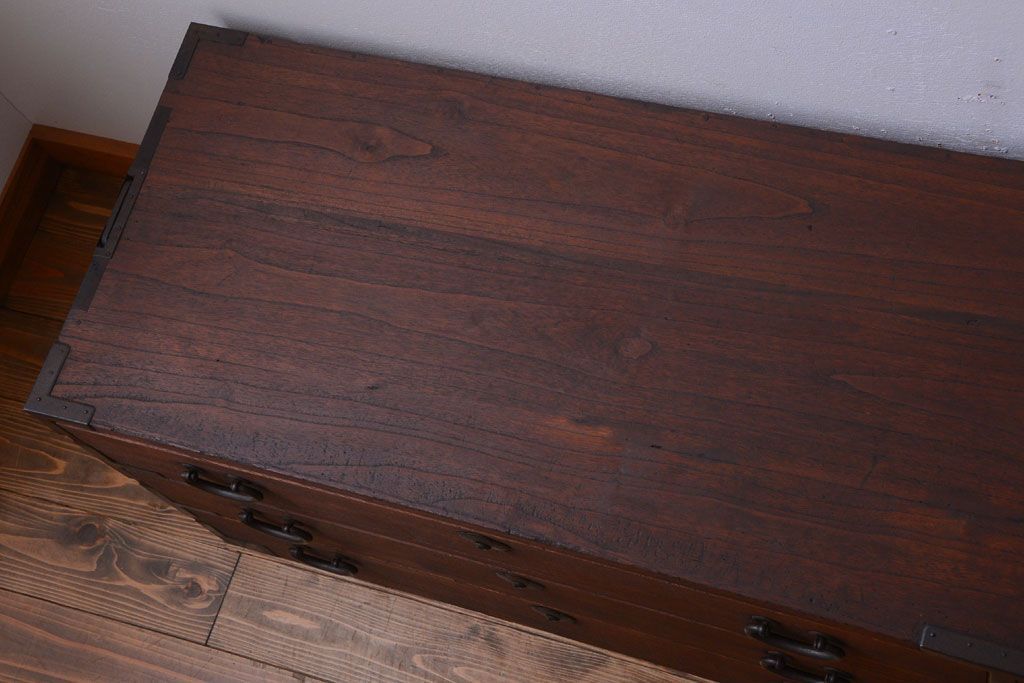 アンティーク家具　アンティーク 桜金具が上品な衣装箪笥