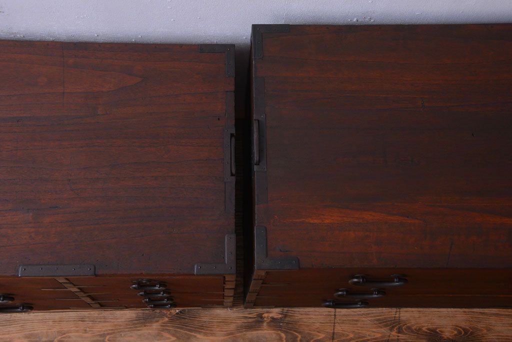 アンティーク家具　アンティーク 桜金具が上品な衣装箪笥