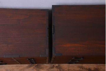 アンティーク家具　アンティーク 桜金具が上品な衣装箪笥