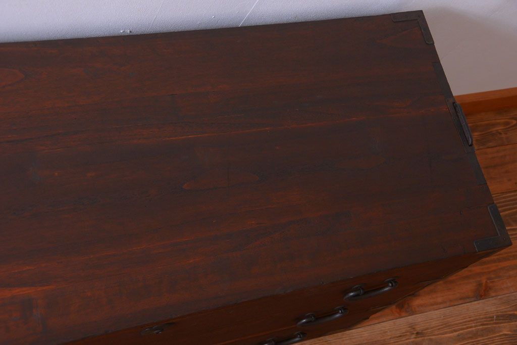 アンティーク家具　アンティーク 桜金具が上品な衣装箪笥