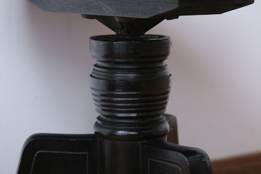 アンティーク家具　アンティーク　古い木製のおしゃれな回転スツール(2)