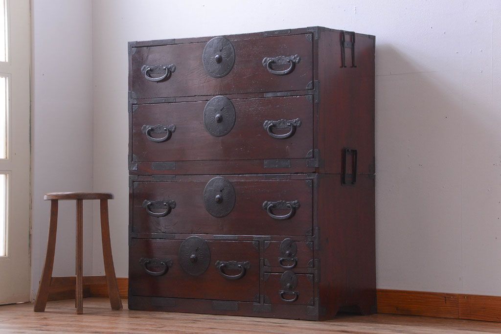 アンティーク家具　古民具・骨董　花柄丸金具の重ね箪笥