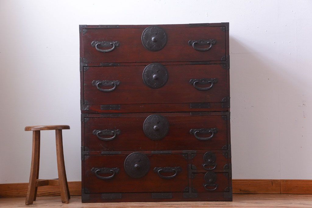 アンティーク家具　古民具・骨董　花柄丸金具の重ね箪笥