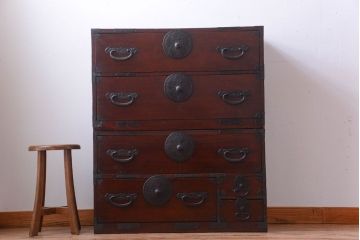 アンティーク家具　古民具・骨董　花柄丸金具の重ね箪笥