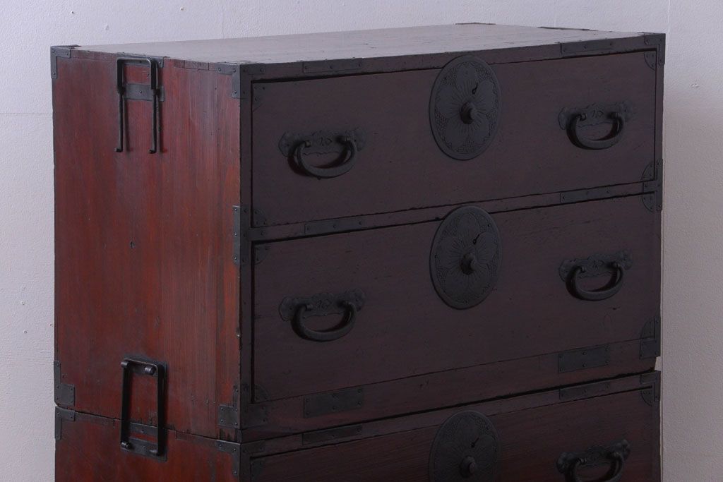 アンティーク家具　古民具・骨董　花柄丸金具の重ね箪笥