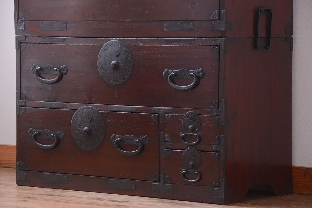 アンティーク家具　古民具・骨董　花柄丸金具の重ね箪笥