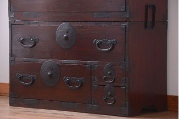 アンティーク家具　古民具・骨董　花柄丸金具の重ね箪笥