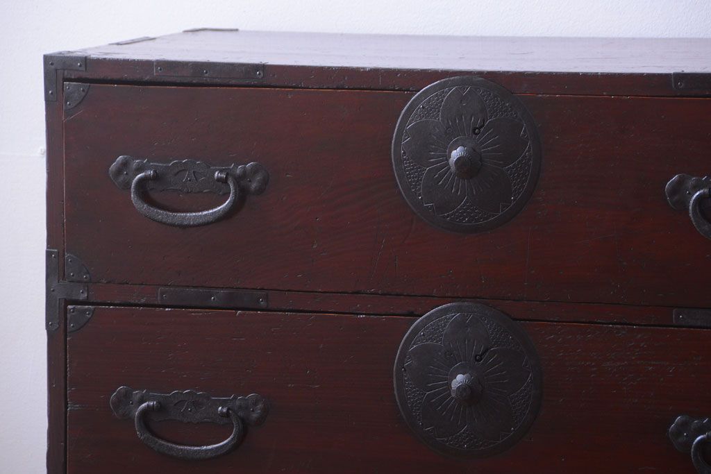 アンティーク家具　古民具・骨董　花柄丸金具の重ね箪笥