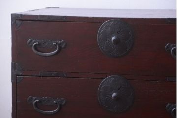 アンティーク家具　古民具・骨董　花柄丸金具の重ね箪笥