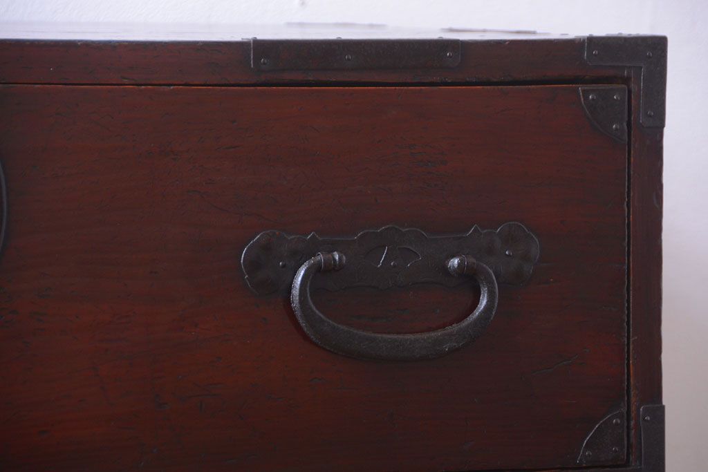 アンティーク家具　古民具・骨董　花柄丸金具の重ね箪笥