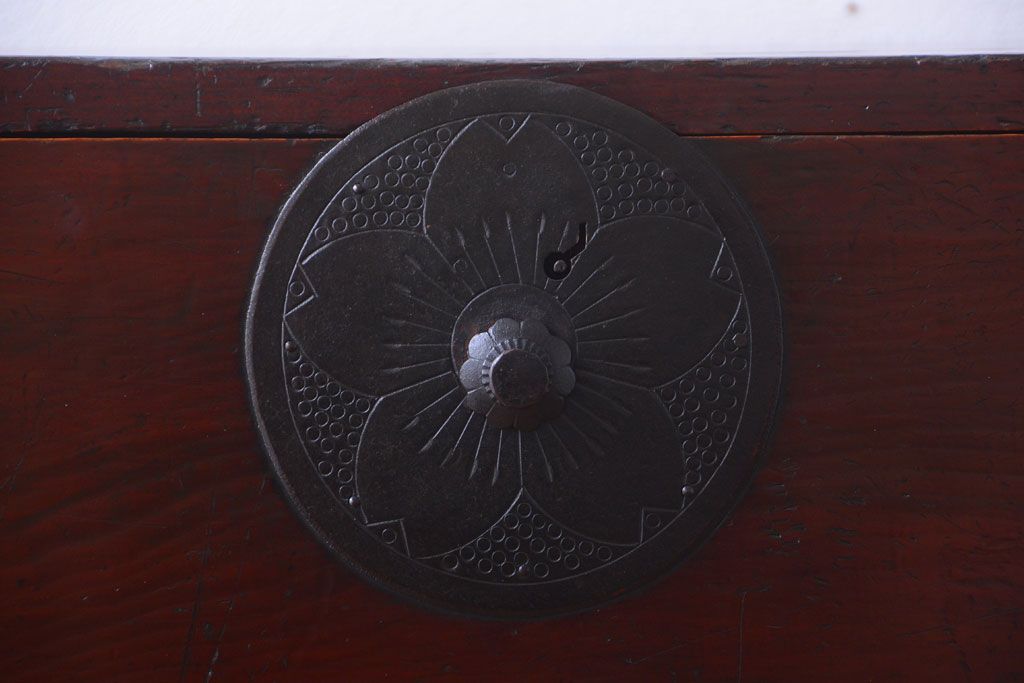 アンティーク家具　古民具・骨董　花柄丸金具の重ね箪笥