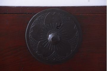 アンティーク家具　古民具・骨董　花柄丸金具の重ね箪笥