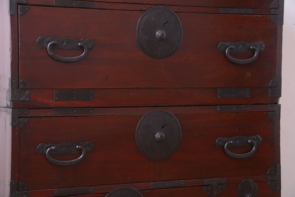アンティーク家具　古民具・骨董　花柄丸金具の重ね箪笥