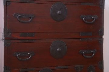 アンティーク家具　古民具・骨董　花柄丸金具の重ね箪笥