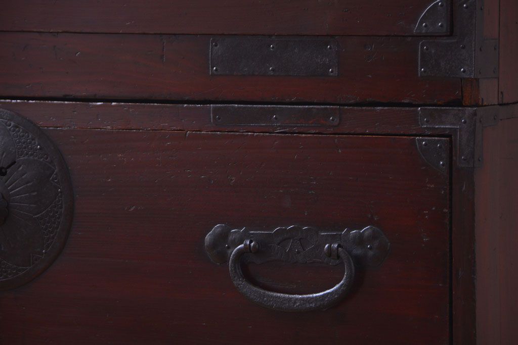 アンティーク家具　古民具・骨董　花柄丸金具の重ね箪笥