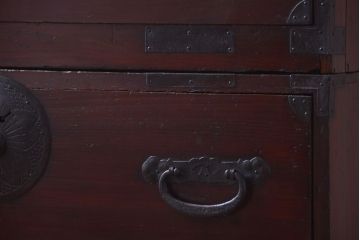 アンティーク家具　古民具・骨董　花柄丸金具の重ね箪笥