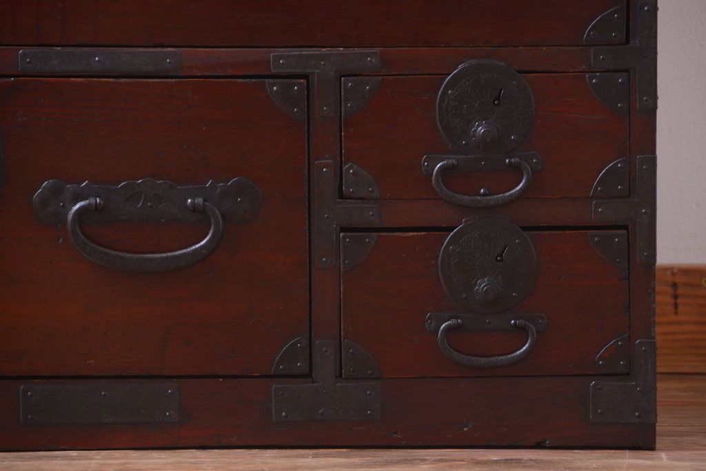 アンティーク家具　古民具・骨董　花柄丸金具の重ね箪笥