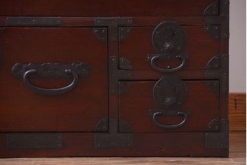 アンティーク家具　古民具・骨董　花柄丸金具の重ね箪笥