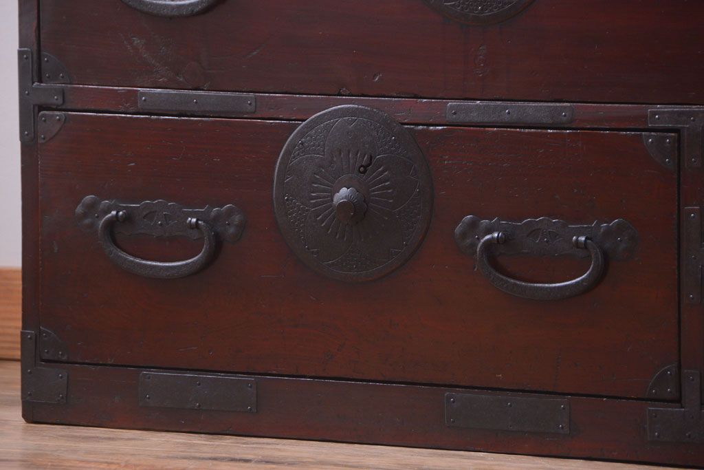 アンティーク家具　古民具・骨董　花柄丸金具の重ね箪笥