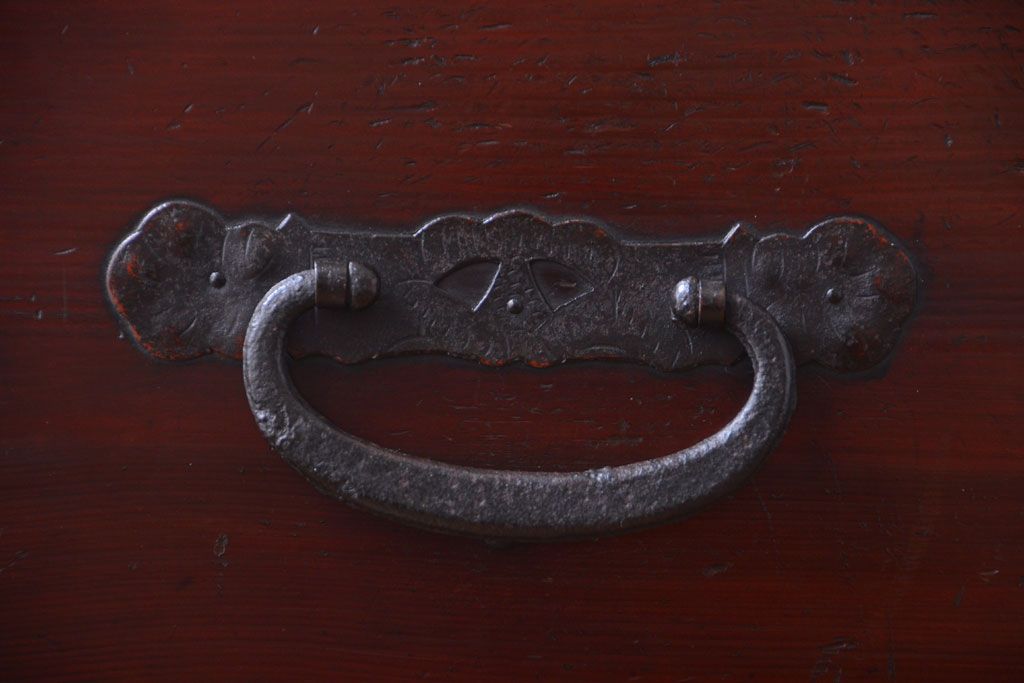 アンティーク家具　古民具・骨董　花柄丸金具の重ね箪笥