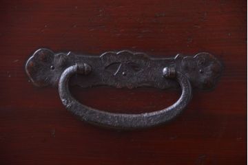 アンティーク家具　古民具・骨董　花柄丸金具の重ね箪笥