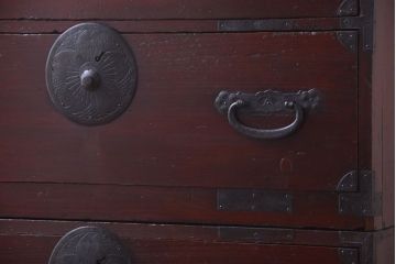 アンティーク家具　古民具・骨董　花柄丸金具の重ね箪笥